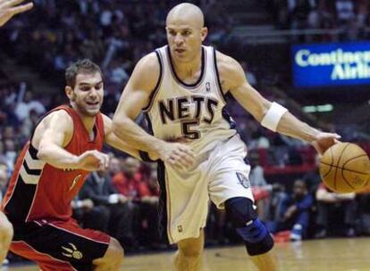 Kidd conduce el balón seguido por Calderón.