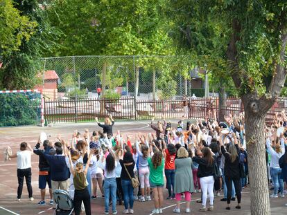 Niños, padres y maestros protestan el pasado viernes en el colegio público José María de Pereda de Leganés.