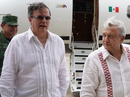 El Canciller Marcelo Ebrard y el presidente Andrés Manuel López Obrad, en el aeropuerto militar de Tapachula.