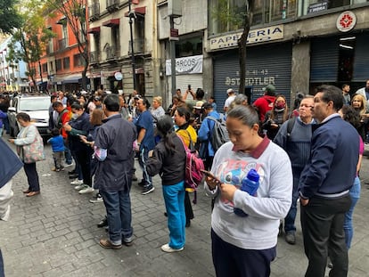 Ciudadanos salen a las calles por un temblor registrado en Ciudad de México, el 7 de diciembre de 2023.