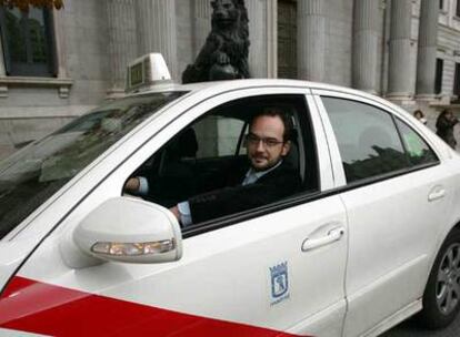 El portavoz socialista en la Comisión de Interior del Congreso, Antonio Hernando, ensayando de taxista para cuando sea mayor.