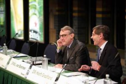 El presidente del grupo cervecero holandés Heineken, Jean Francois van Boxmeer (i) y su director financiero Rene Hooft van Graafland (d) durante la reunión general de accionistas.