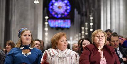 La primera ministra noruega Erna Solberg (d) durante una misa oficiada con motivo del centenario del primer congreso del pueblo lap&oacute;n en la catedral de Nidaros en Trondheim, Noruega el 6 de febrero de 2017. Los lapones o saamis habitan en Laponia, una regi&oacute;n que se encuentra entre Noruega, Suecia, la pen&iacute;nsula de Kola y Finlandia. EFE/Ole Martin Wold **PROHIBIDO US USO EN NORUEGA**