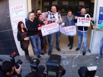 Celebración en la administración de lotería número 3 de Manises, que ha repartido una serie del Gordo, dos de un cuarto y una de un quinto.