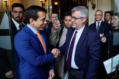 El presidente de Ecuador, Rafael Noboa (a la izquierda), saluda al presidente de la agencia EFE (Miguel Ángel Oliver) antes de la entrevista. 
