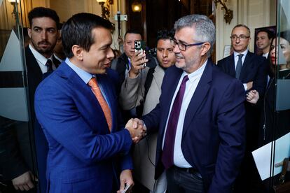 El presidente de Ecuador, Rafael Noboa (a la izquierda), saluda al presidente de la agencia EFE (Miguel Ángel Oliver) antes de la entrevista.