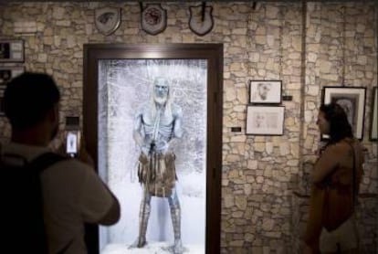 Una pareja visita una de las salas sobre 'Juego de tronos' del museo de Osuna.