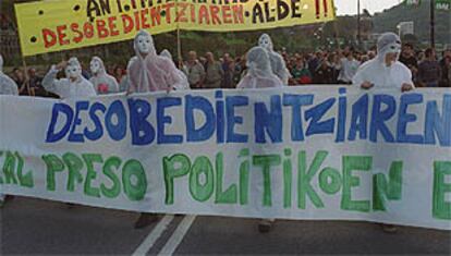 Manifestación en San Sebastián de Euskal Herritarrok, en octubre de 2000, en favor de la desobediencia civil.