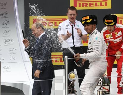 Hamilton celebra la victoria en Sochi mientras Putin abandona el podio.