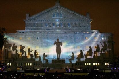 Espectáculo de luz y sonido ante el teatro Colón de Buenos Aires, el lunes durante su reinauguración.