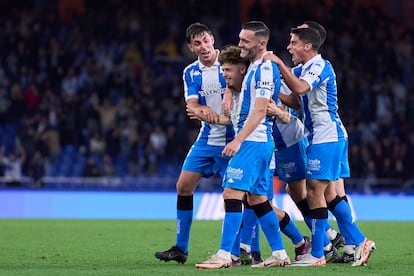 Lucas Prez (centro) celebra el gol de su compa?ero Mario Soriano en el partido ante el Eibar el pasado noviembre.