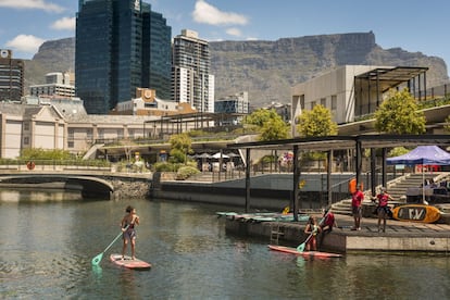 Si hay un lugar donde sí es posible encontrar movimiento en un soleado sábado de temporada alta de la era covid, es en el Victoria & Alfred Waterfront, una zona comercial y de ocio. Nada más llegar, ya se encuentran residentes en los cuidados parques aledaños tomando el sol, paseando o haciendo 'paddle surf' o piragüismo por sus canales (este complejo incluye una urbanización privada de postín).