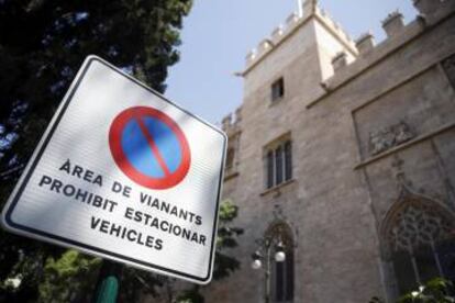 Una de las señales en valenciano colocadas en la calle de Serranos de Valencia.