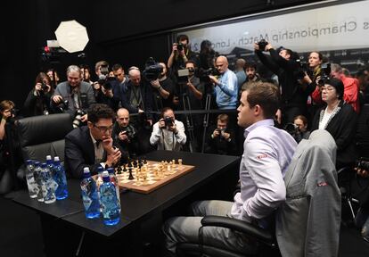 Carlsen, a la derecha, frente a Caruana durante los primeros minutos del desempate del Mundial de Londres