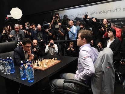 Carlsen, a la derecha, frente a Caruana durante los primeros minutos del desempate del Mundial de Londres