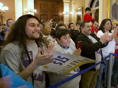 Partidarios de la subida celebran la aprobaci&oacute;n en el Capitolio.