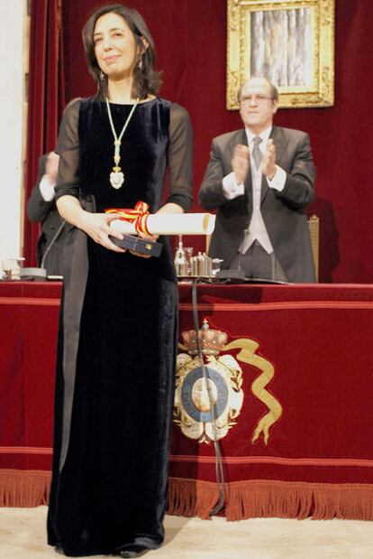 Inés Fernández-Ordóñez y, detrás, Ángel Gabilondo, ministro de Educación, ayer en la Real Academia Española.