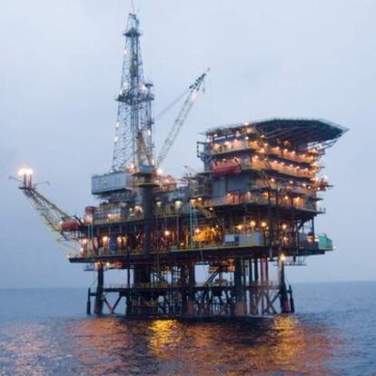 Plataforma petrolífera del grupo Repsol operando en el mar frente a la costa de Tarragona.