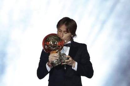 Luka Modric jugador del Real Madrid tras recibir el Balón de Oro, trofeo que le proclama como mejor jugador del año.