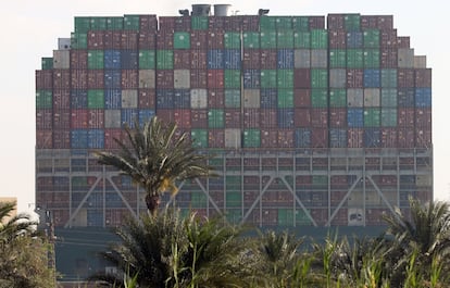 Vista del súper portacontenedores de bandera panameña 'Ever Given' encallado en el Canal de Suez.