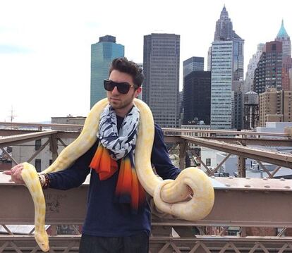 Tom Ierna, en un &#039;salvaje&#039; posado en pleno puente de Brooklyn (Nueva York).