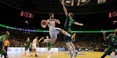 Llull busca el pase ante Waczynski