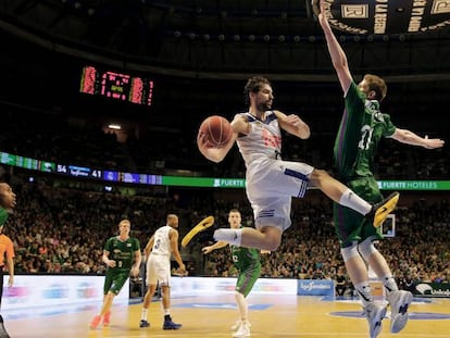 Llull busca el pase ante Waczynski