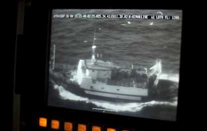 La cámara de largo alcance del ATR-42 avista un pesquero en aguas del Canal de Sicilia.