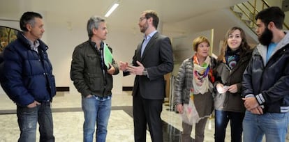 Javier Maroto, tercero por la izquierda, en noviembre en el Parlamento vasco con los miembros de Ayudas+justas.