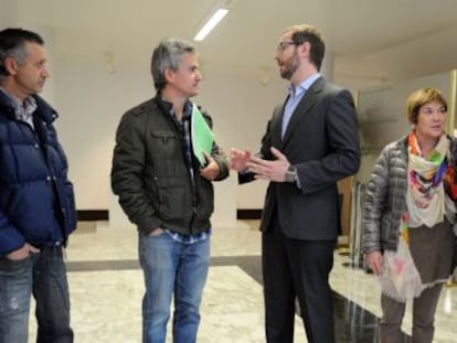 Javier Maroto, tercero por la izquierda, este viernes en el Parlamento vasco con los miembros de Ayudas+justas.