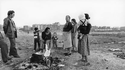 Una família gitana al costat d'una foguera en un descampat a Can Zam, Santa Coloma de Gramenet, a finals dels anys 70