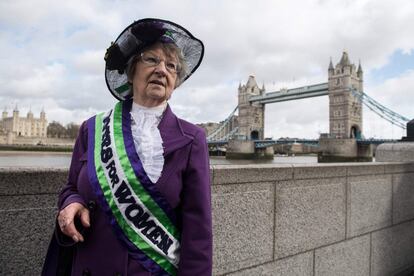 Una mujer vestida con un traje sufragista se une a una marcha por la igualdad de género para conmemorar el próximo Día Internacional de la Mujer, en Londres (Reino Unido).