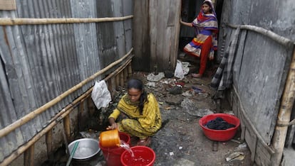 Una chica bangladesh&iacute; llena un barre&ntilde;o de agua limpia en un suburbio de la capital, Daca.