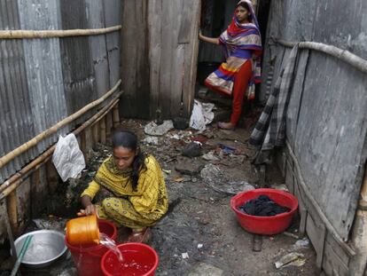 Una chica bangladesh&iacute; llena un barre&ntilde;o de agua limpia en un suburbio de la capital, Daca.