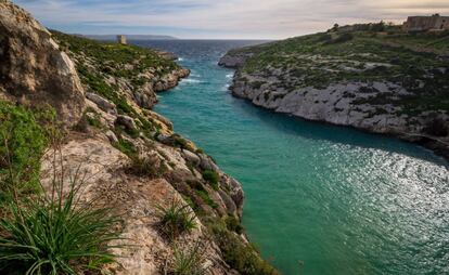 Vista del puerto natural de Mgarr ix-Xini, en Gozo. Al fondo, la torre de la Orden de San Juan que custodiaba el acceso.