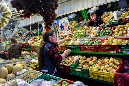 Mujer con cubrebocas en un mercado de Bogotá