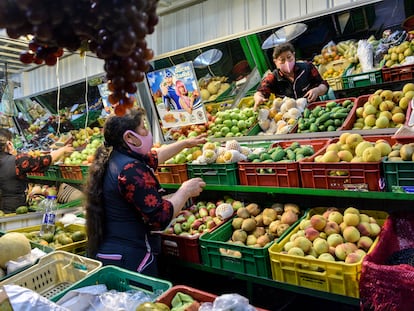 Barraca de frutas no mercado de Corabastos, em Bogotá, Colômbia.