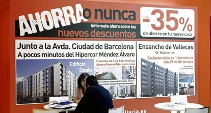 Un hombre se interesa por una de las ofertas ofrecidas en el Salón Inmobiliario Internacional de Madrid (SIMA).
