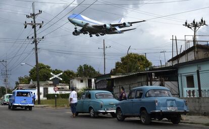 El avión 'Air Force One' sobrevolando con con el presidente de EE UU, Barack Obama, las humildes casas de Cuba, el 20 de marzo de 2016.