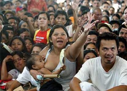 Una madre, en un acto electoral ayer en Filipinas.