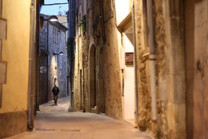 Un home camina, aquest dimarts, pel casc antic de Celrà (Gironès).