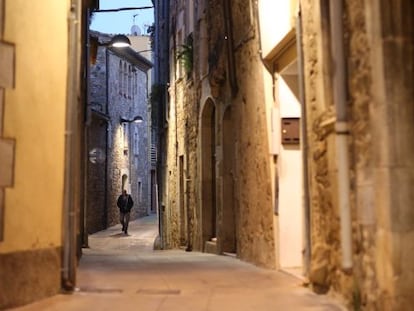 Un hombre camina, este martes, por el casco antiguo de Celr&agrave; (Girona)