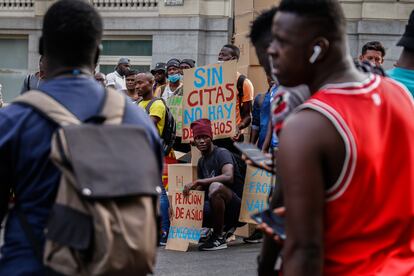 Protesta por el Día del Refugiado frente al Congreso de los Diputados, el lunes.