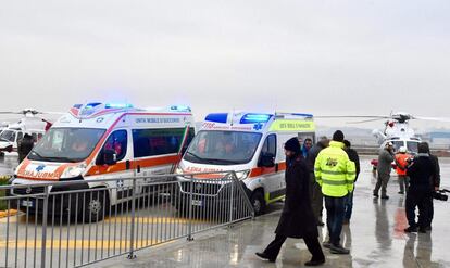 Varias ambulancias esperan la llegada de los supervivientes de la zona del hotel Rigopiano en el aeropuerto de Pescara tras una operación de rescate en Farindola (Italia).