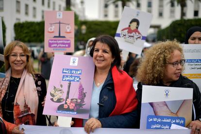 "Las flores son decorativas para los derechos", se lee en una de las pancartas de la manifestación feminista en Rabat, Marruecos. 