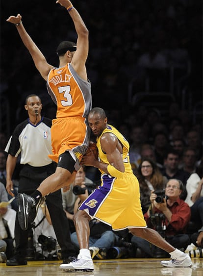 Kobe Bryant presiona ante Jared Dudley en la victoria ante los Suns