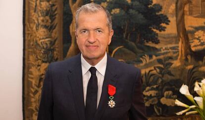 El fotógrafo Mario Testino, distinguido como caballero de la Legión de Honor de Francia.