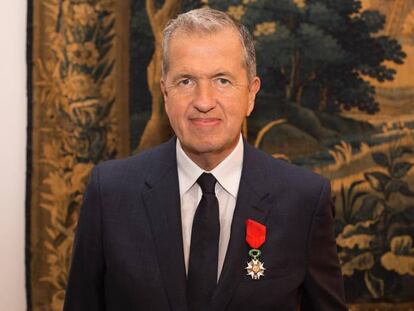 El fot&oacute;grafo Mario Testino, distinguido como caballero de la Legi&oacute;n de Honor de Francia.