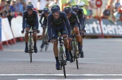 Los miembros del Movistar, con Valverde a la cabeza, cruzan la meta.