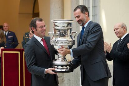 Sandro Rosell recibe del principe Felipe la copa que premia la especial contribución del club a la promoción y el fomento del deporte.